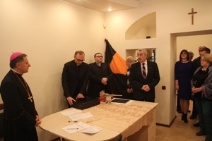 Львів:Архієпископ М.Мокшицький освятив ресурсний центр надання допомоги біженцям та воїнам АТО